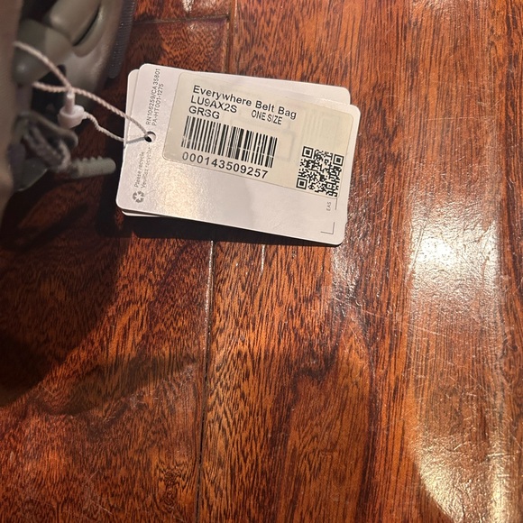 NWT.... lululemon athletica belt bag/cross body grey sage - Picture 2 of 2